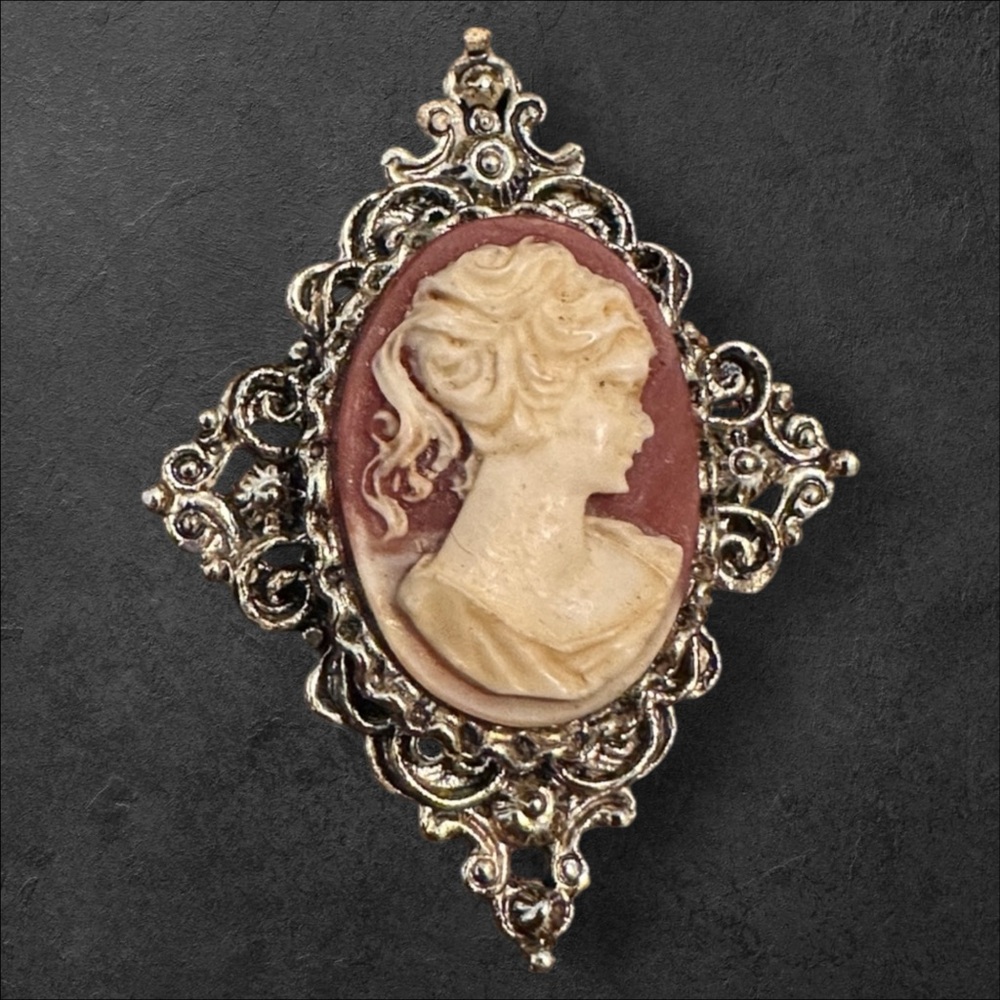 Vintage Gerry’s Cameo Brooch / necklace pendant